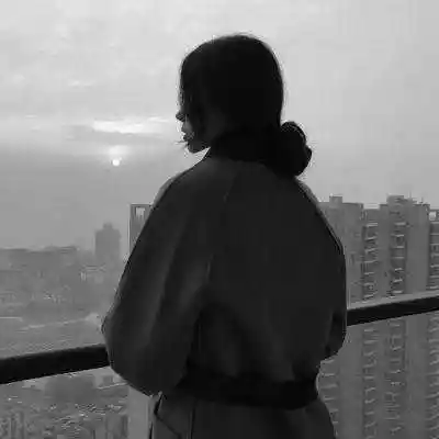 黑白伤感失落女生头像