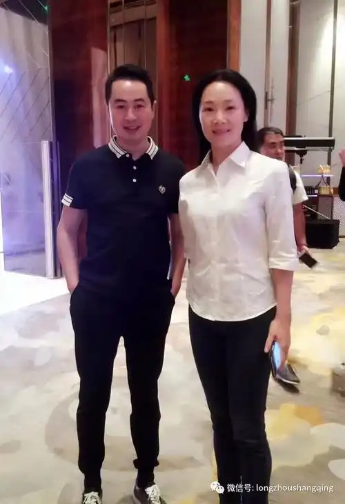 与青年歌唱家吕薇合照