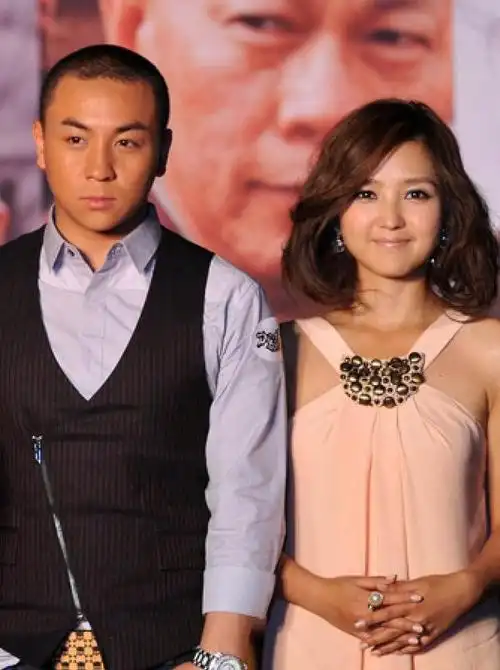 释小龙身份曝出!何洁后悔分手,无戏可拍却身家过亿的原因找到了