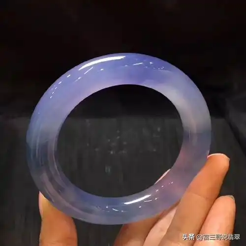 翡翠里独特的"紫罗兰"品种,正以其润泽,优雅和知性,渐渐受到世人尤其