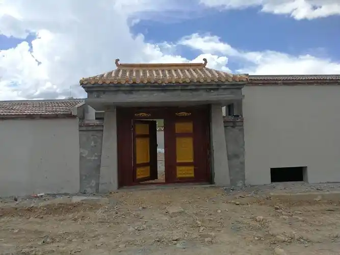 五户一排大门琉璃瓦完成100%