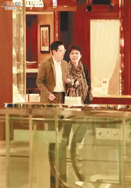 关菊英甜笑谈周伟利:物质不重要,最重要是扶持