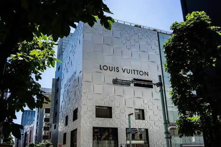 日本现代建筑设计大师青木淳是lv的御用设计师,其前后共设计了近10栋