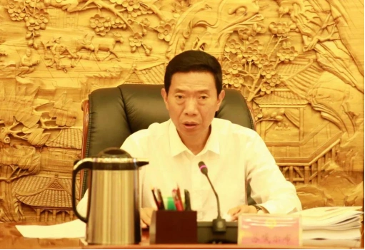 8月26日,凉山州委副书记,州长苏嘎尔布主持召开十一届州政府第85次