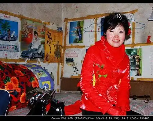 鞭炮响了啦,接亲的队伍到了,就要来抢新娘啦车队,白色头车,象征白头