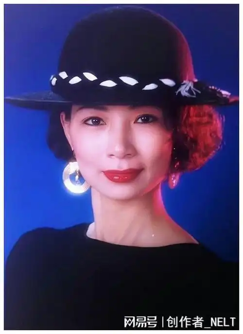 文工团的生活简单而平静,仲小萍的生活中,除了体操和芭蕾外,还有她最