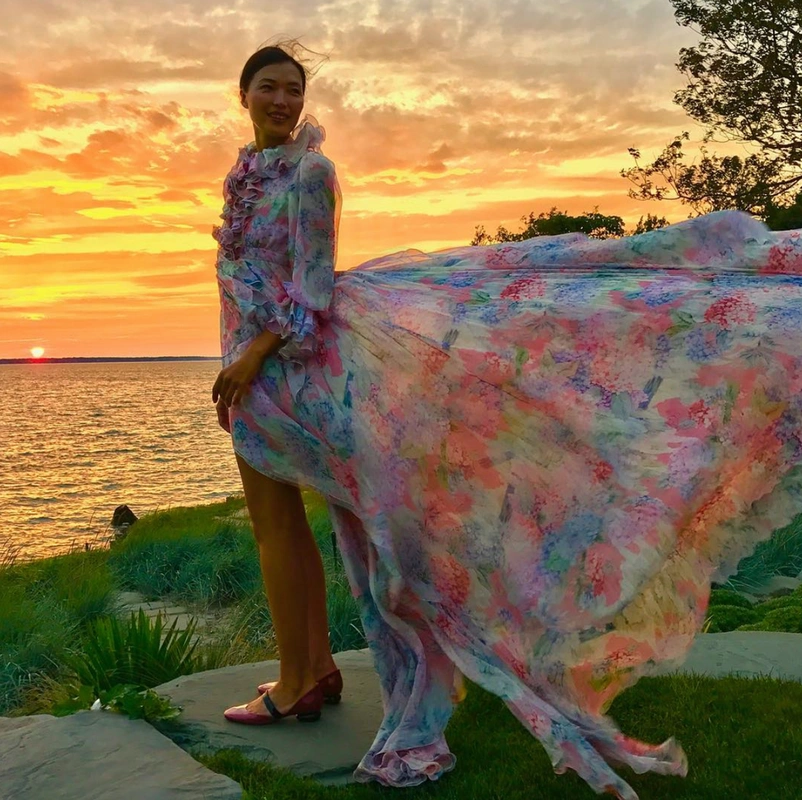 邓文迪出游晒海边落日合影 穿深v碎花吊带容光焕发