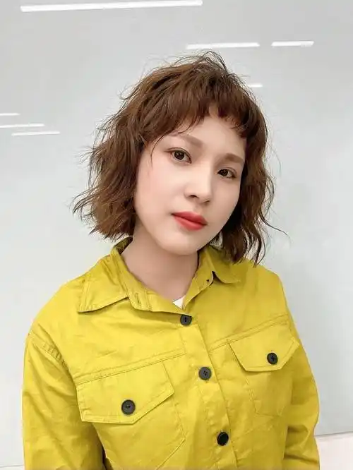 波波头全头烫适合那些希望拥有更加时尚,个性的发型的女性.