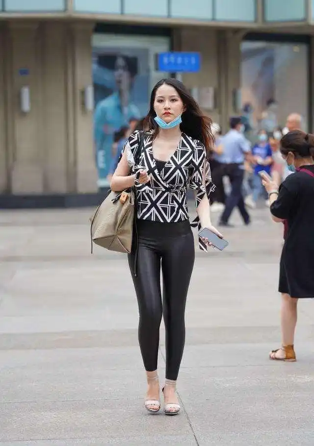 黑色打底裤搭配紫色外套,掩盖你的身材缺陷,显得比较出挑