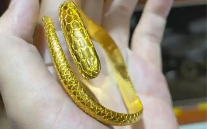 手工小金蛇手镯,最后的上手图太好看了吧!