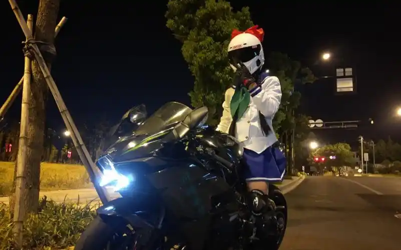 川崎h2up应粉丝要求女装cos川崎来梦市中心骑行,回头率爆表!