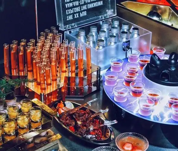 陪客人喝酒或跳舞,提升酒吧气氛的女孩子