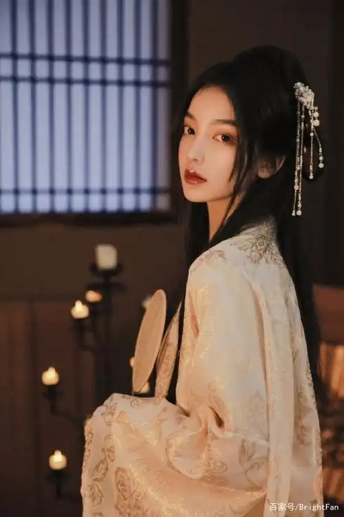 仙气飘飘白衣古代美女桃花林唯美写真