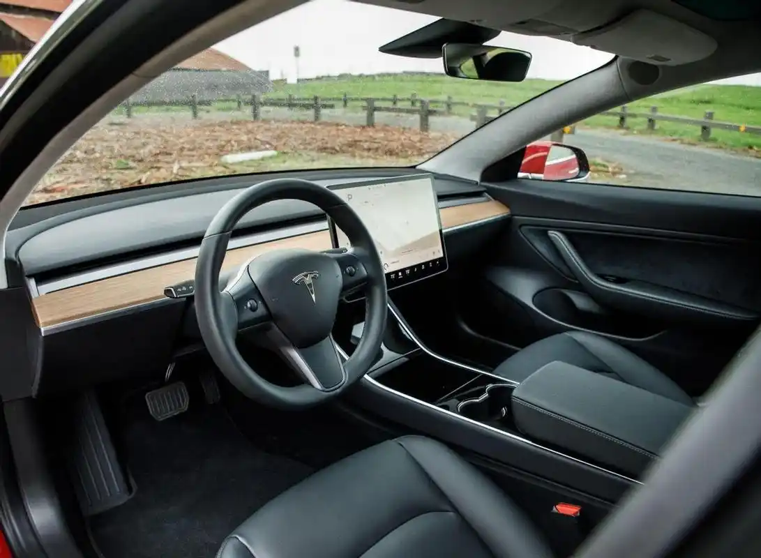 而在model 3的车厢内部,特斯拉则展现出了自己对未来的"独特理解".
