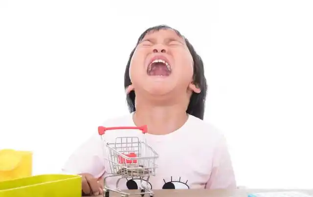 前一刻孩子还在哈哈大笑,转瞬间孩子就开始嚎啕大哭,这让父母感到措手