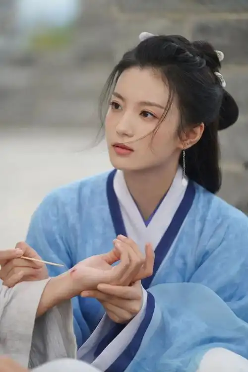 是一部小成本短剧,制作团队相对于张雅钦之前出演过的《扶摇》和