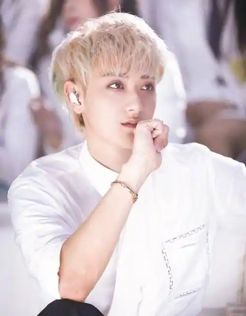 张艺凡点赞虞书欣鼓励自己的动态,黄子韬发文安慰徐艺洋_质疑_舞台