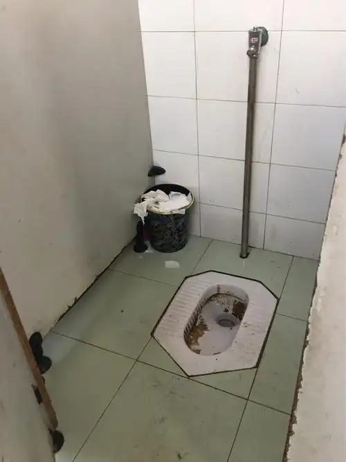 旧下渡菜场厕所保洁不及时,厕所有异味,菜场农药检测制度未上墙,无