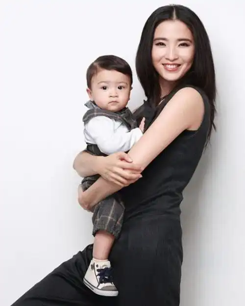 蒋雯丽龚蓓苾助阵六一公益 为孩子读诗献礼纯真