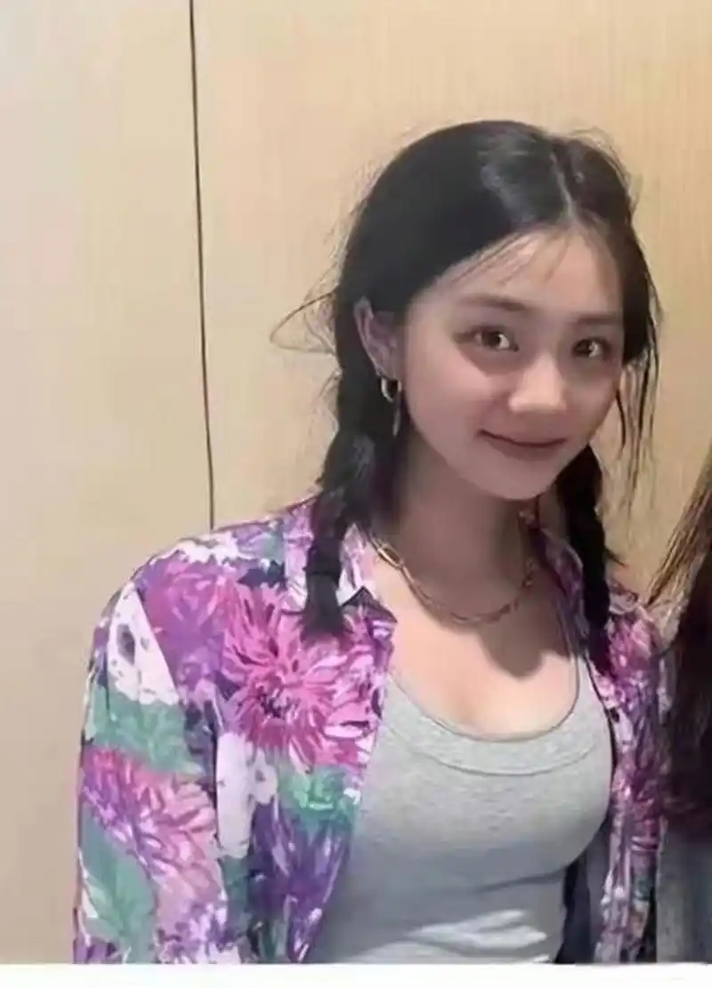 17岁黄多多近照认不出,化浓妆穿吊带装扮时尚