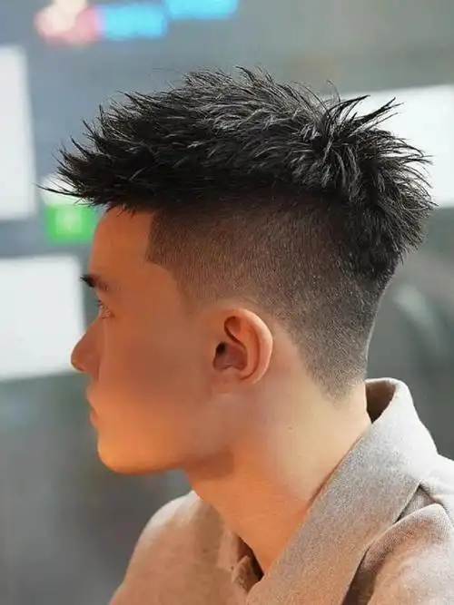 飞机头作为一种经典的男士发型,其历史可以追溯到上世纪初.