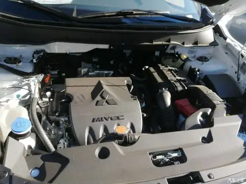 打开引擎盖,我们一起看看内部构造.