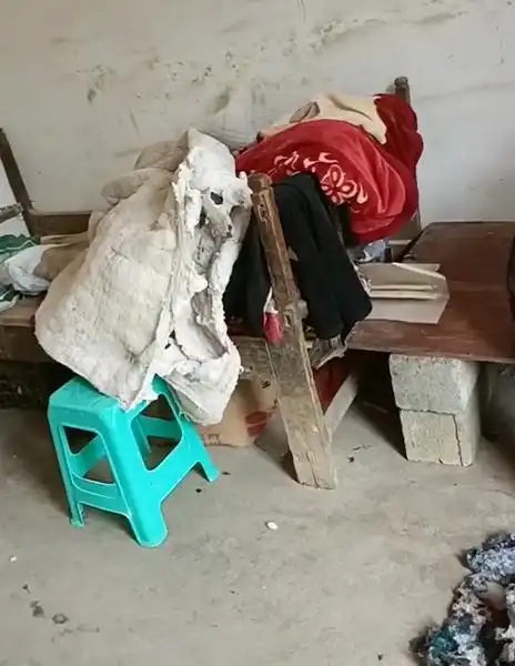 贵州老人守着破棉被睡觉,掏出的烂布料堆一地,"就想换新被褥"