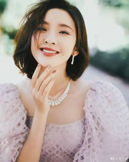 唐艺昕身着珠光点缀的淡紫色长裙,俏脸优雅可爱-爱读书