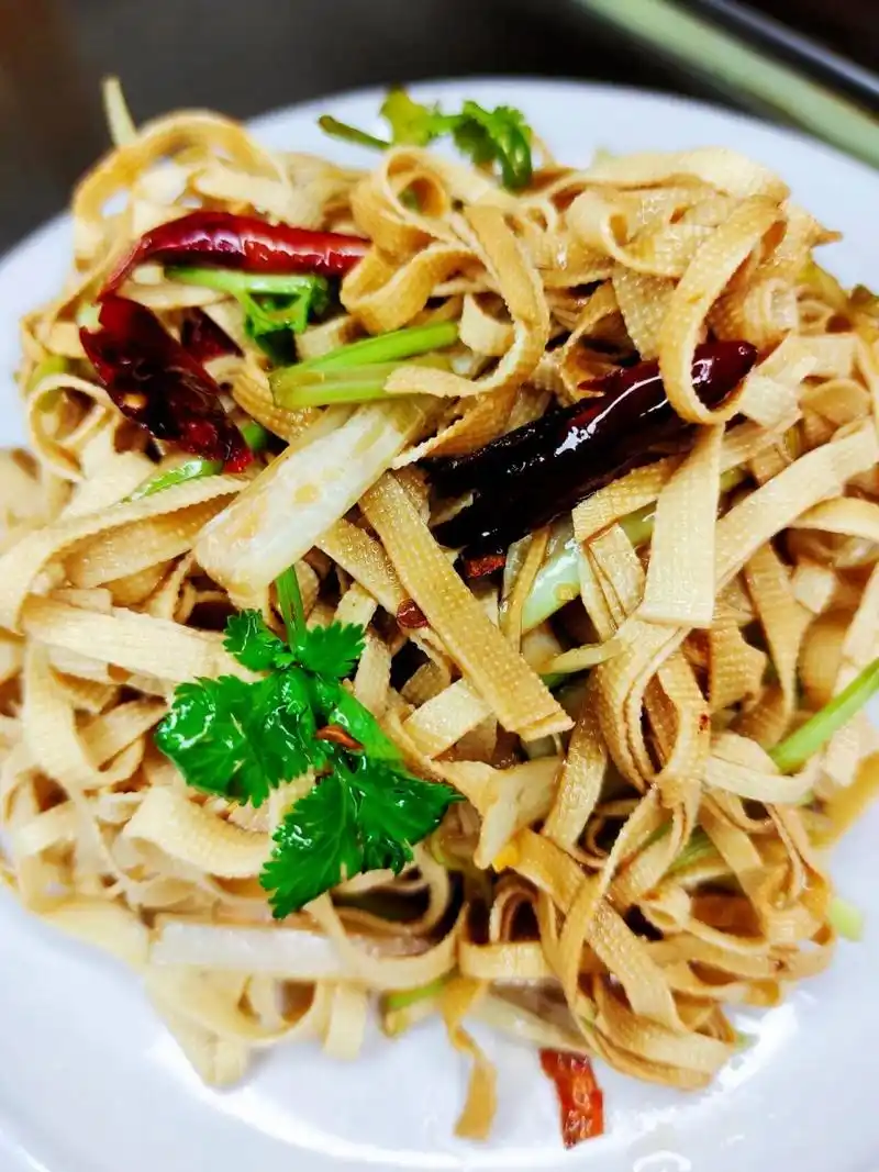 家常凉菜炝拌干豆腐丝清香爽口好滋味 炝拌干豆腐丝是东北的经典凉拌