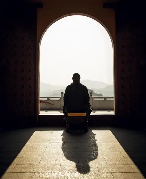 15岁信佛,18岁出家,29岁证得生命本源,30岁复建东华禅寺,7年闭关,18年