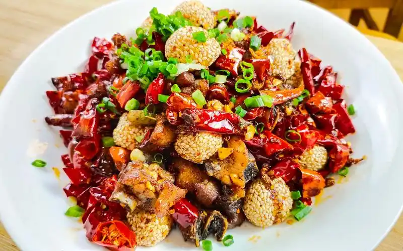 四川名菜"辣子鸡"的创新做法,融合菜式更具江湖气