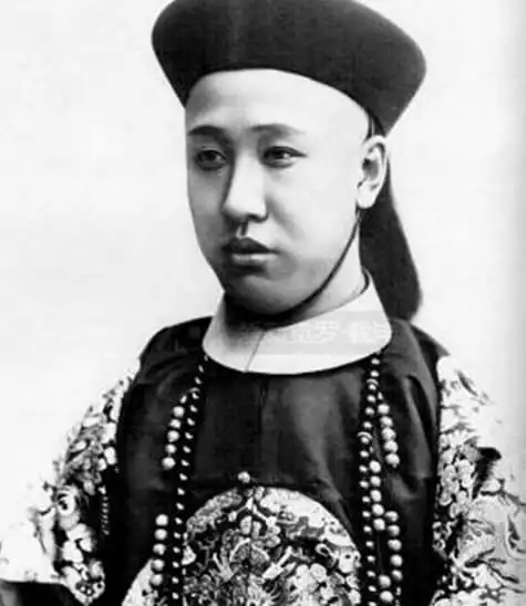 中国最后一位王爷,一直活到2014年,临终喃喃自语:把国旗挂床前|载沣