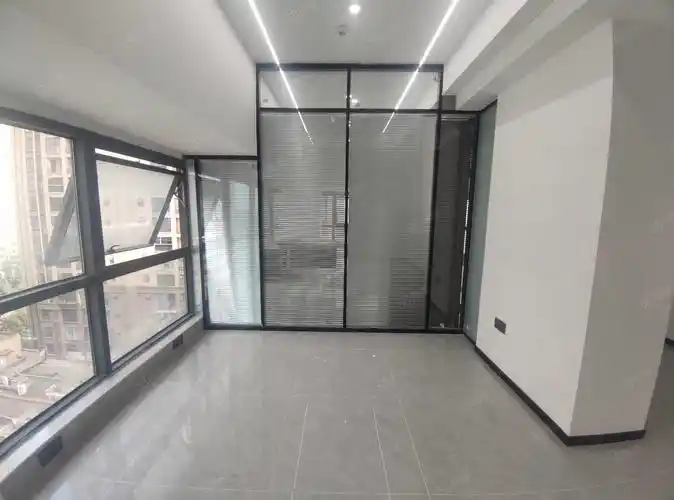 【12图】真房实拍 带2个独立办公室 双开玻璃门 视野开阔,成都郫都