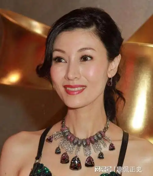 李嘉欣遭健身教练出卖53岁素颜照意外流出真实模样吓坏网友