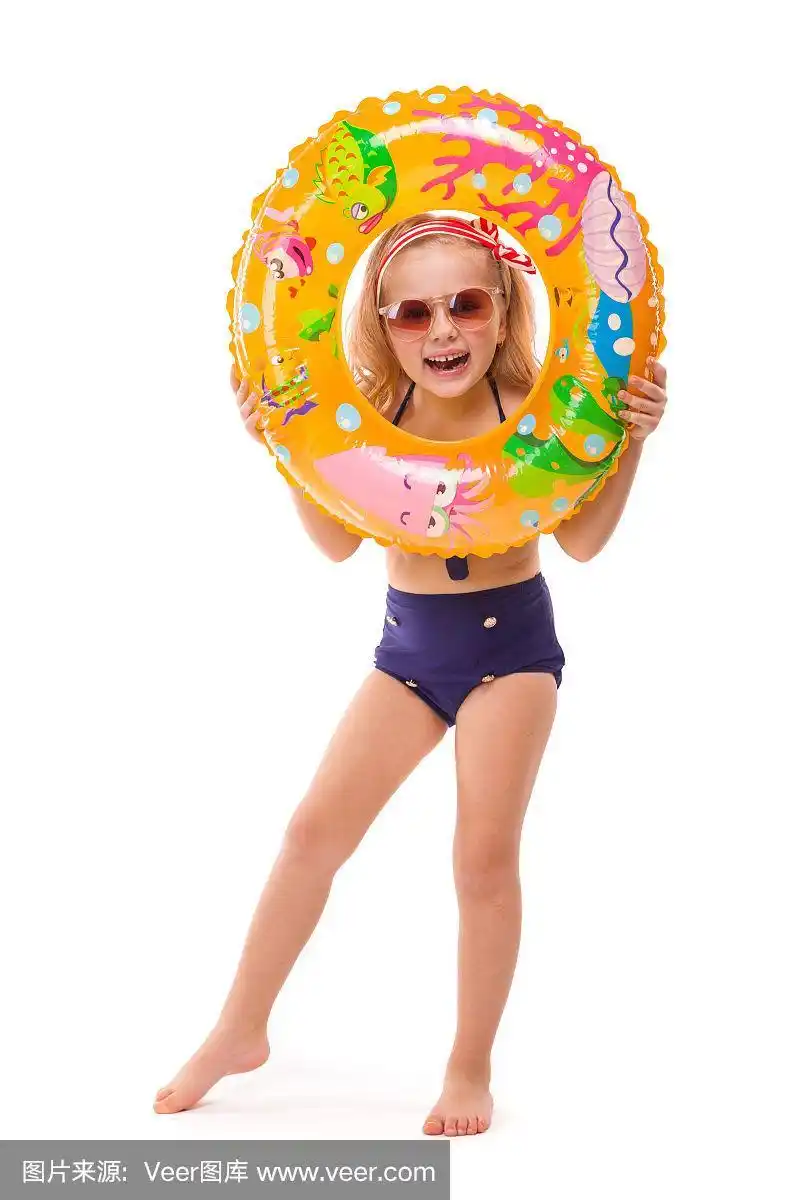 漂亮的小女孩穿着红色条纹比基尼,蓝色下装,戴着太阳镜和粉红色的花环