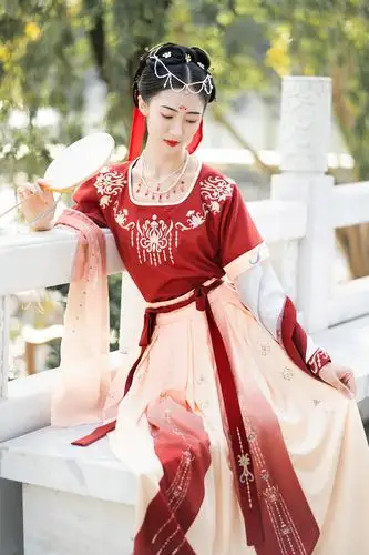 惠州丰诸园汉服 坦领 古风汉服|摄影|人像|小雨摄影工作室 - 原创作品