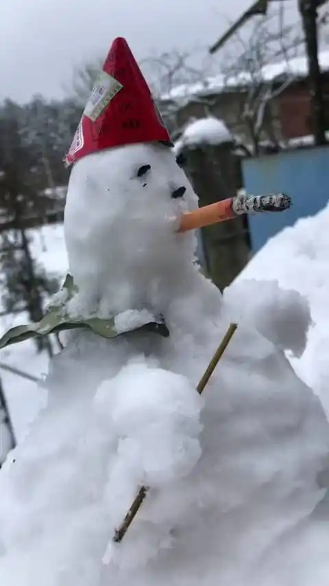 这是谁堆的雪人啊,太有创意了,太有趣了!