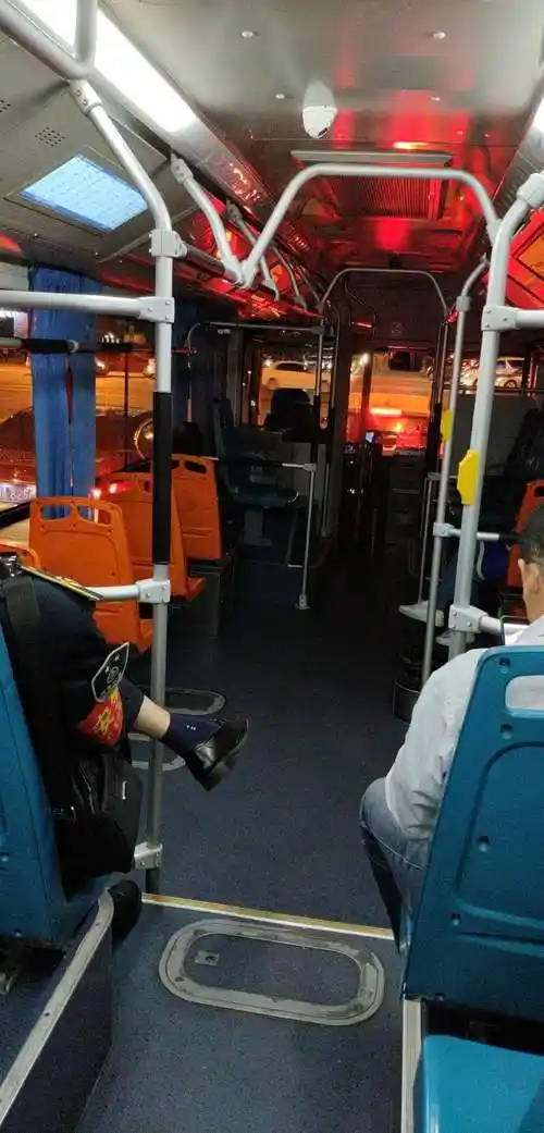 节曰晚上的公交是这样的