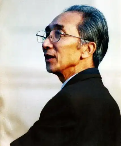 1957年结业于马克西莫夫油画训练班,并留校在版画系教授素描课;1962年