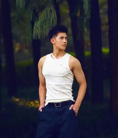 清秀男模小奶狗,结实的肌肉,瘦高的身材,阳光般的容颜让人着迷