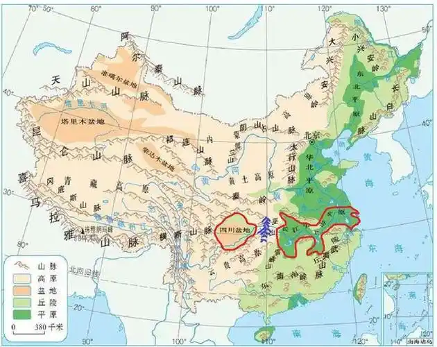 巫山山脉我国二三级阶梯的分界线之一长江横穿其间形成峡谷