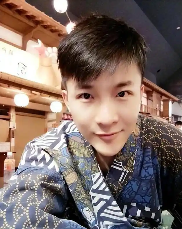 2015年央视最帅主持人边策因涉d坠楼身亡去世前还和母亲通话