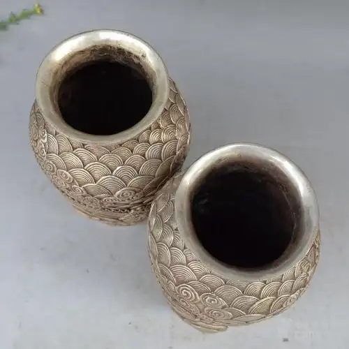 白铜龙纹花瓶一对