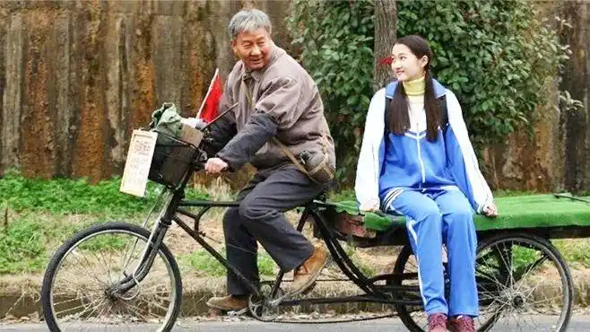 《搭错车》爸爸为了给小美攒学费,省吃减用每天啃个干馒头当饭!