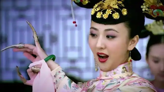 索尔娜摔下台阶将玉镯摔碎 下令把打扫的小太监打死