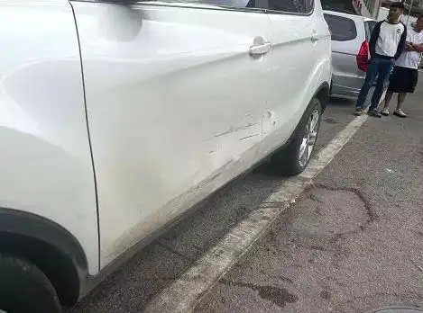 贵阳街头今早发生车祸轿车司机下车后直接倒地已确认死亡