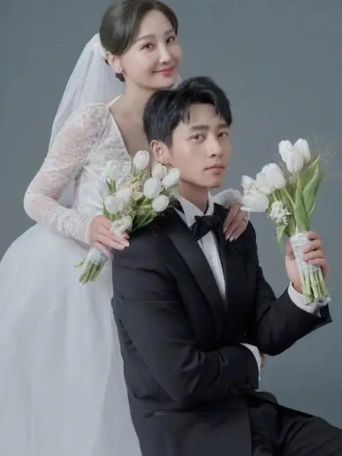 多年,女方系其大学同学,两人2020年5月20日领证,今年七夕公布婚纱照