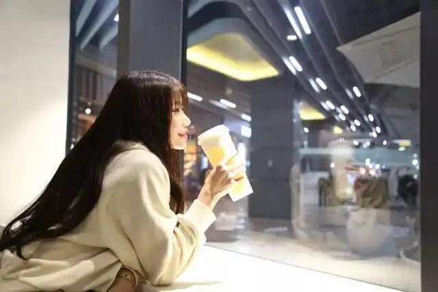 一些年轻女孩对奶茶的需求量也变得越来越高,甚至达到了一天不喝奶茶