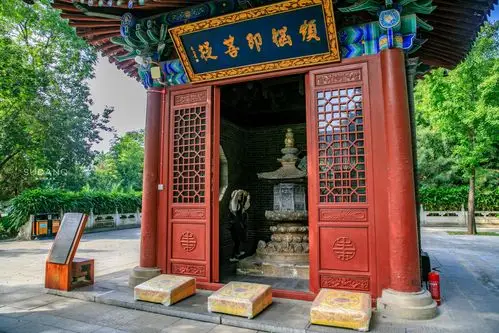 西安草堂寺,一座神秘舍利塔引人围观,寺院师父特许近距离观看