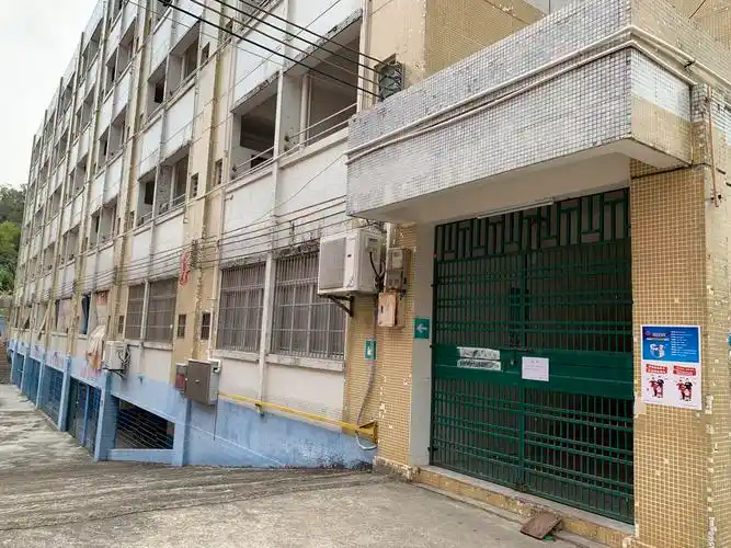 在学生宿舍楼门口张贴宣传告示